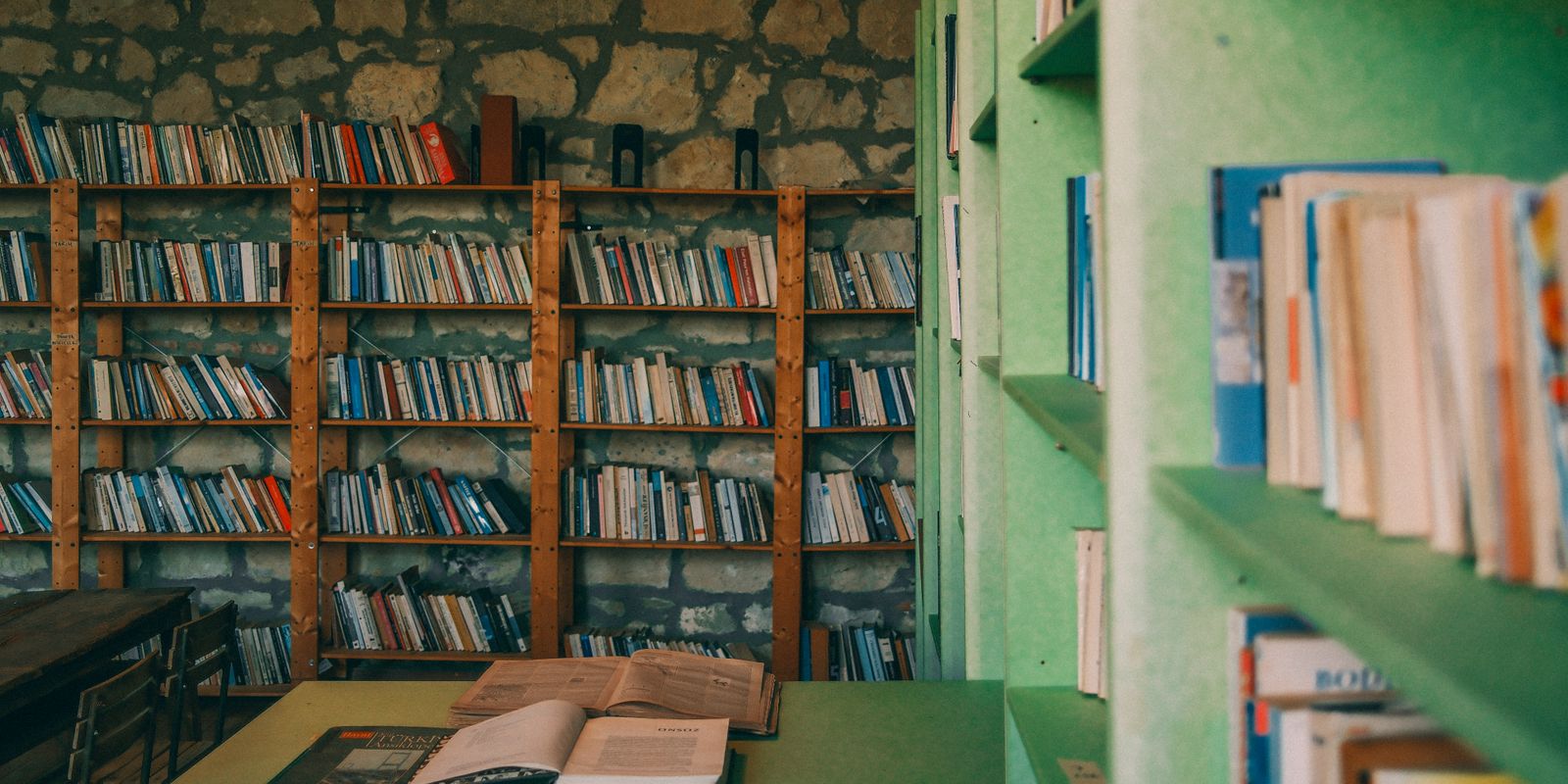Rayonnages de livres et coin lecture dans une médiathèque de village